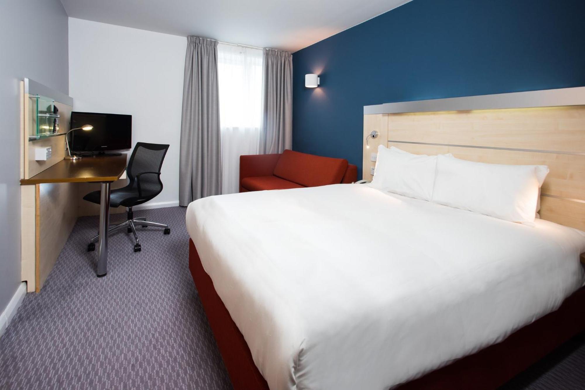 Holiday Inn Express Swindon City Centre By Ihg מראה חיצוני תמונה