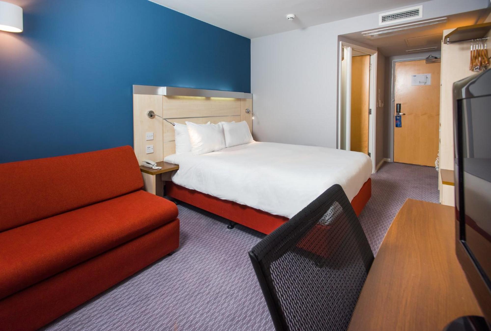 Holiday Inn Express Swindon City Centre By Ihg מראה חיצוני תמונה