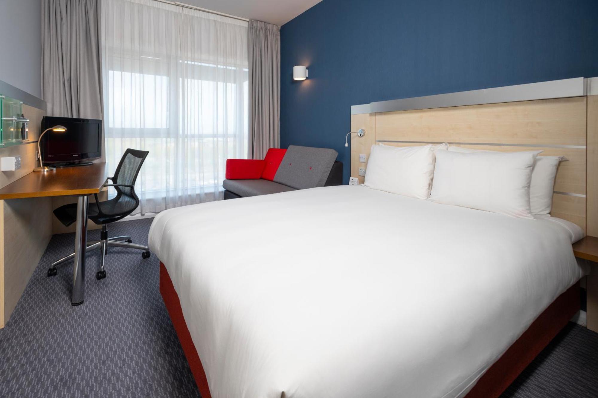 Holiday Inn Express Swindon City Centre By Ihg מראה חיצוני תמונה