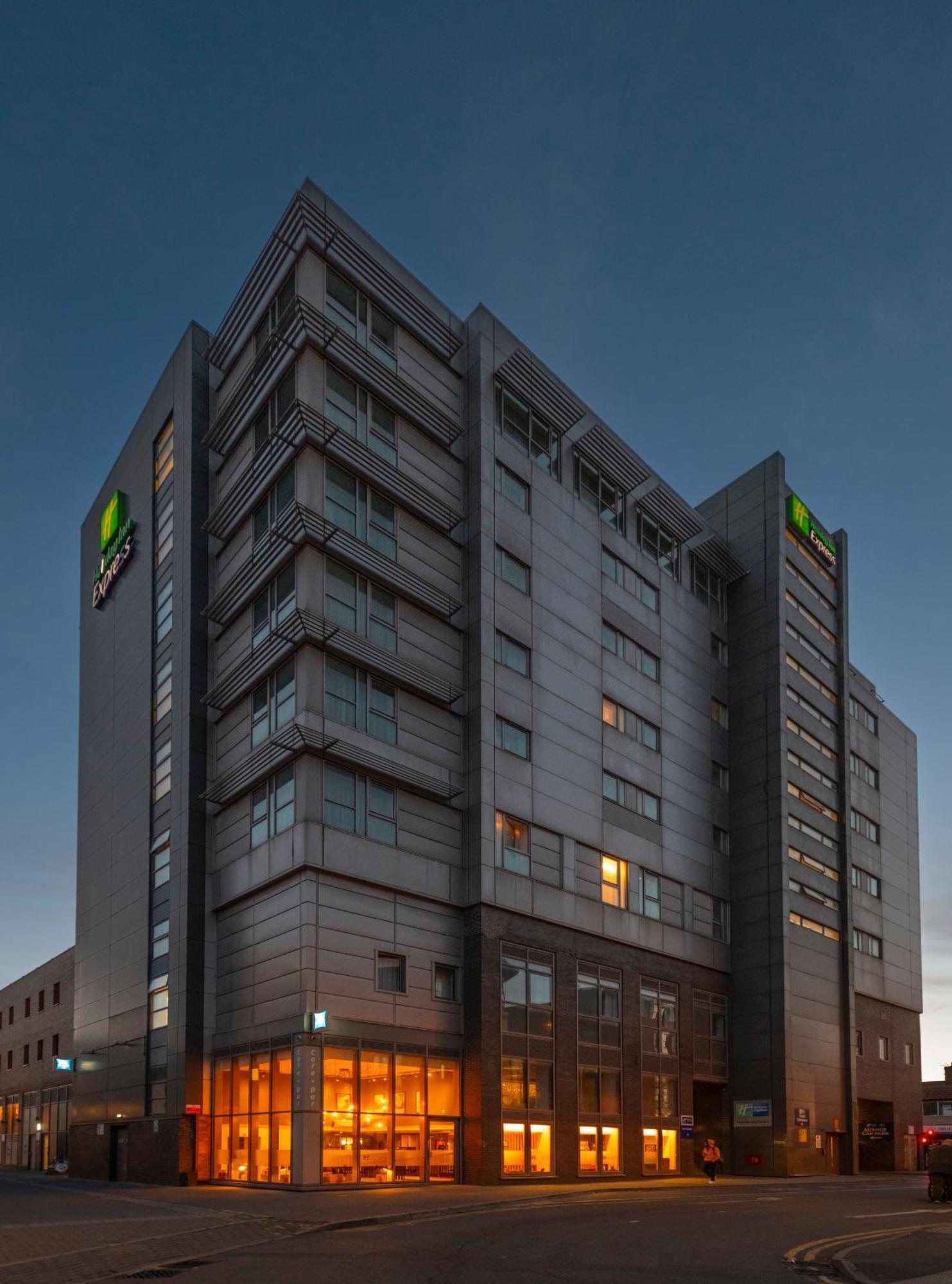 Holiday Inn Express Swindon City Centre By Ihg מראה חיצוני תמונה