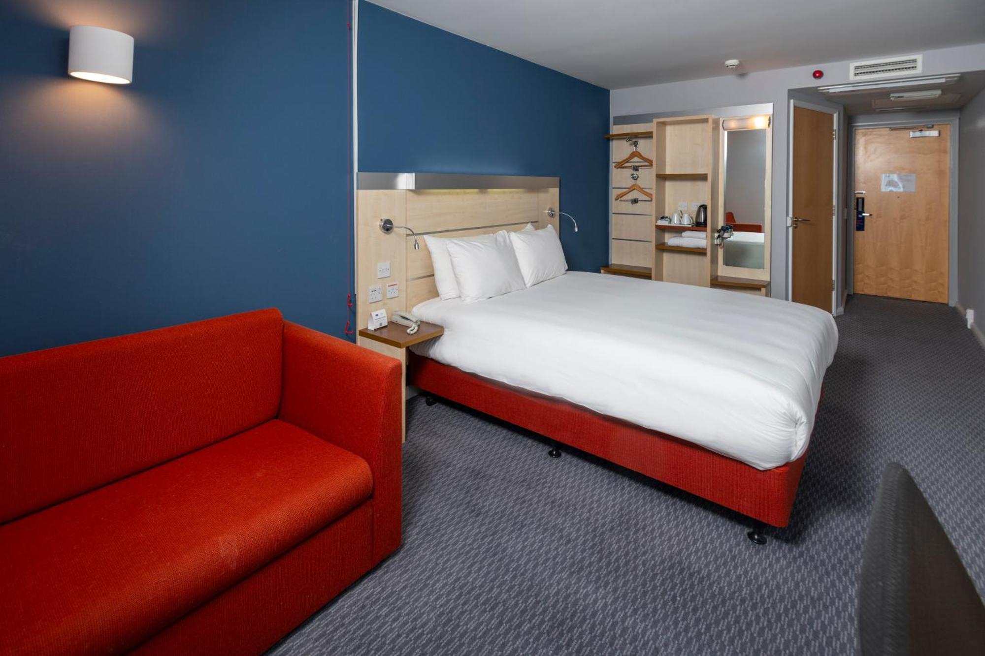 Holiday Inn Express Swindon City Centre By Ihg מראה חיצוני תמונה