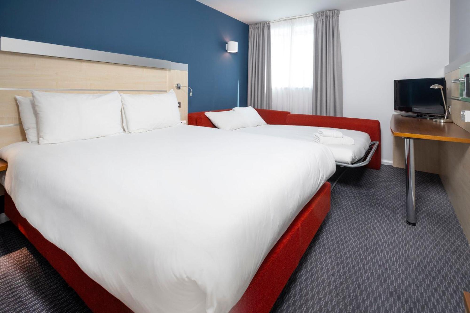 Holiday Inn Express Swindon City Centre By Ihg מראה חיצוני תמונה