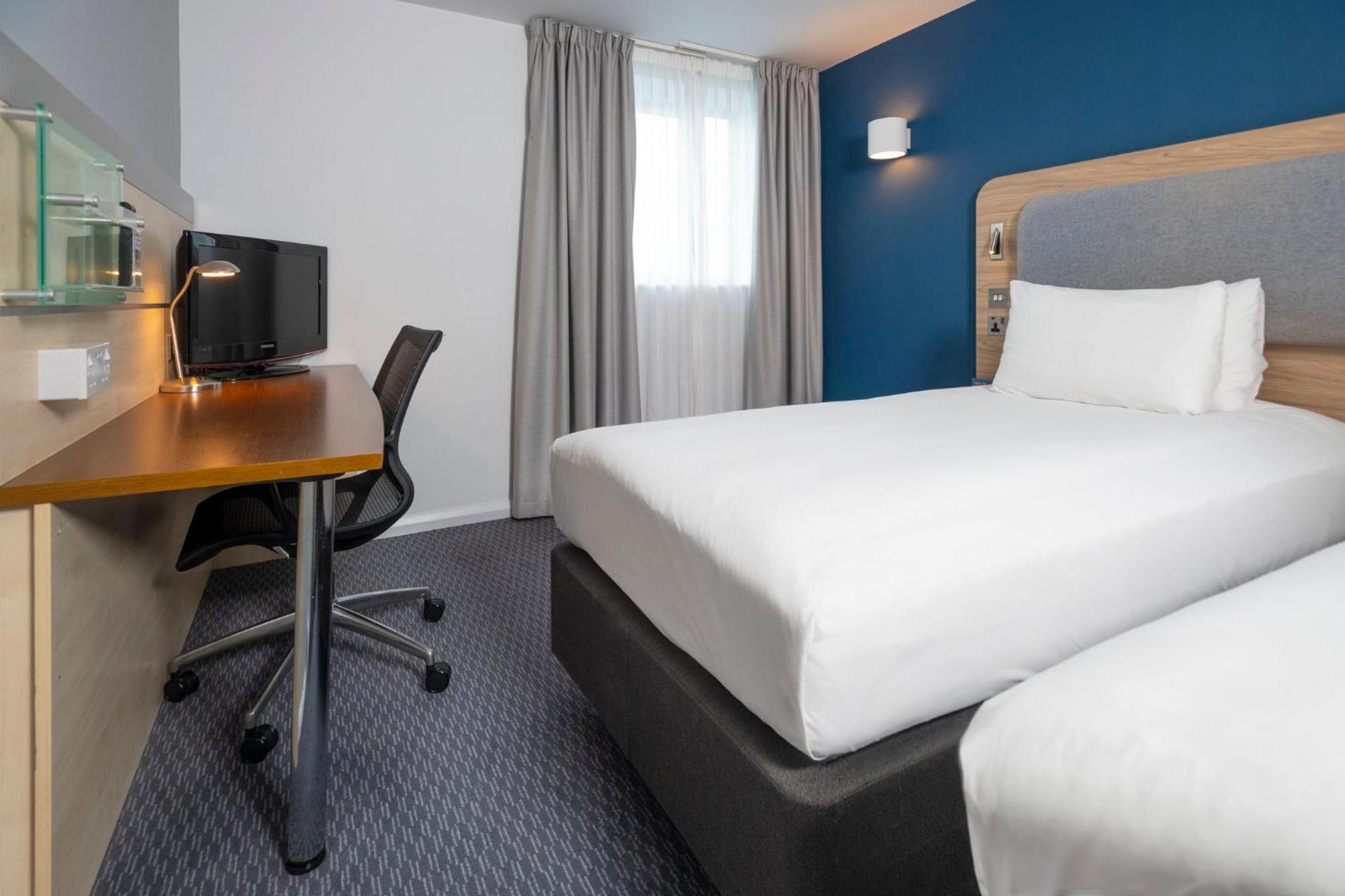 Holiday Inn Express Swindon City Centre By Ihg מראה חיצוני תמונה
