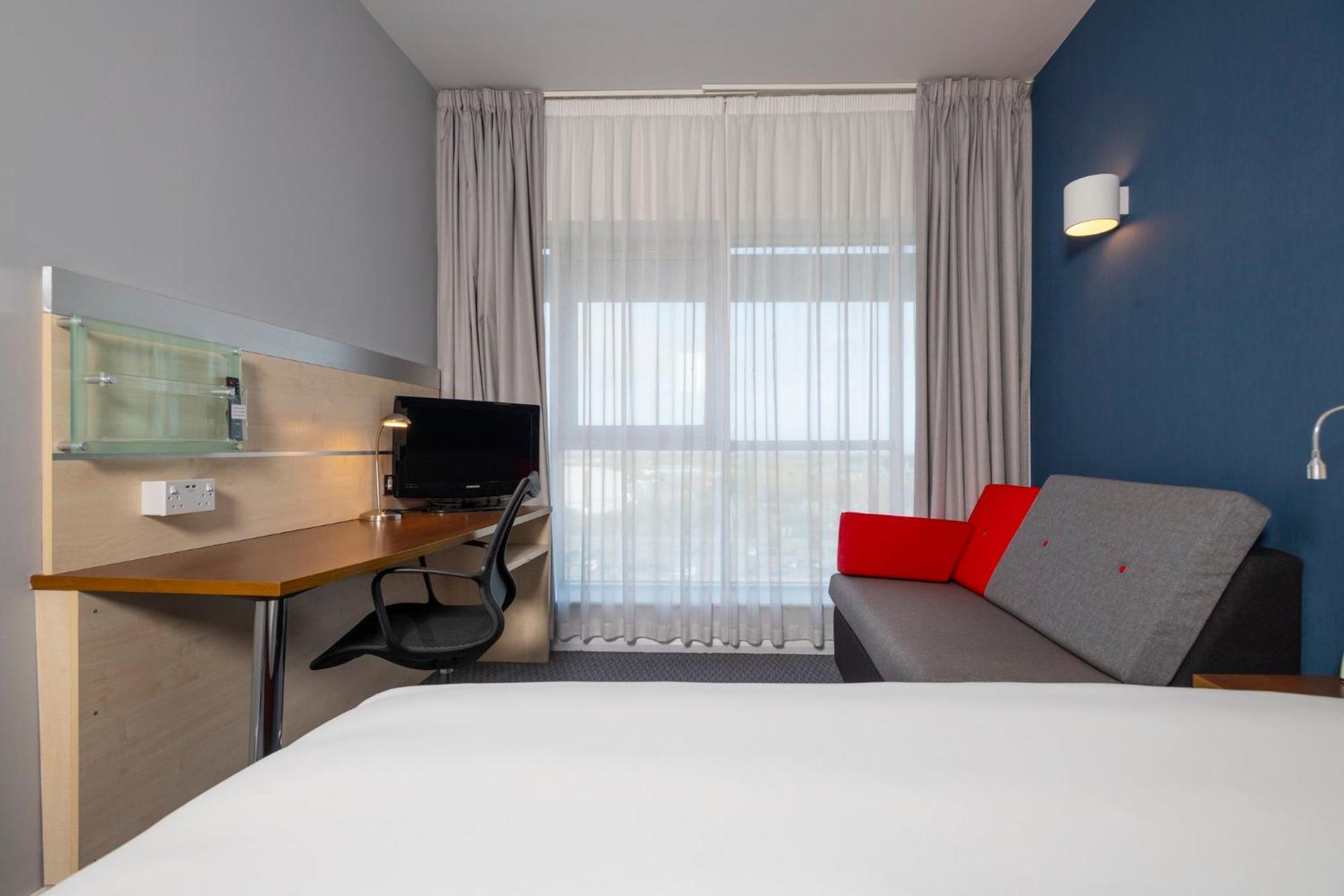 Holiday Inn Express Swindon City Centre By Ihg מראה חיצוני תמונה