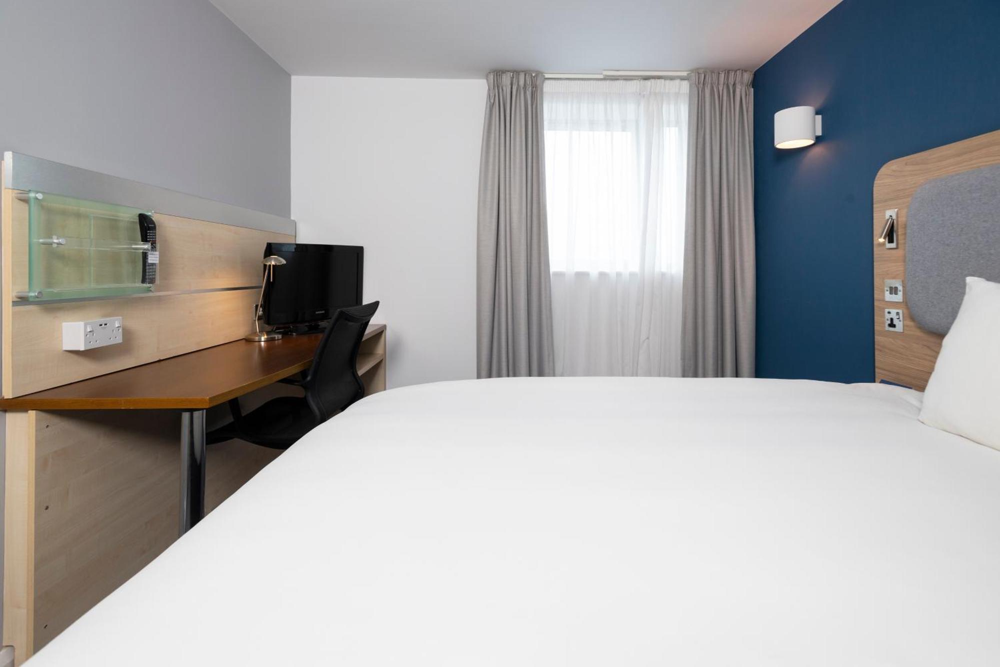 Holiday Inn Express Swindon City Centre By Ihg מראה חיצוני תמונה