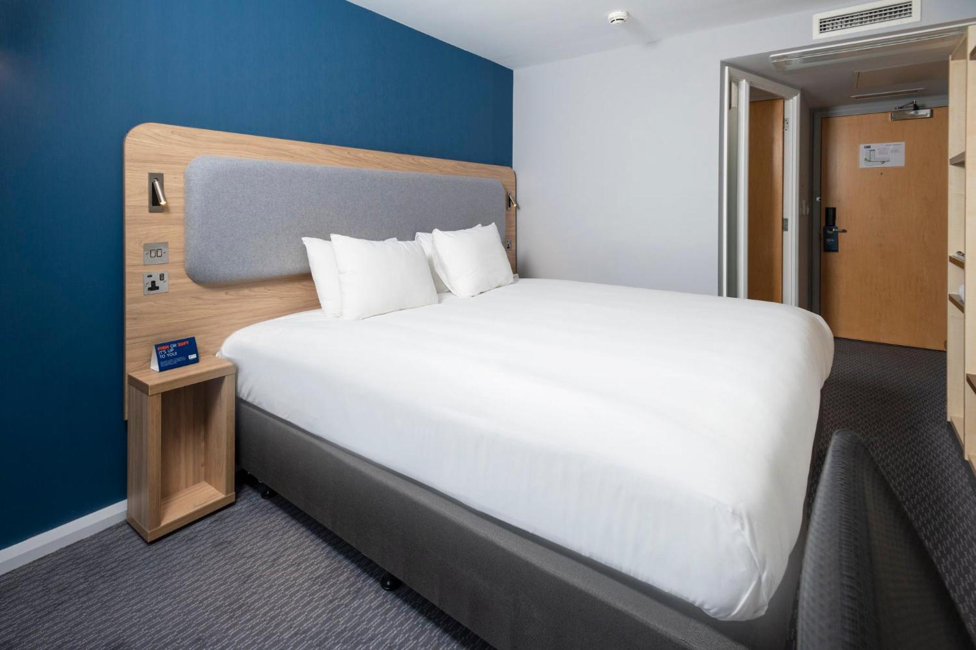 Holiday Inn Express Swindon City Centre By Ihg מראה חיצוני תמונה