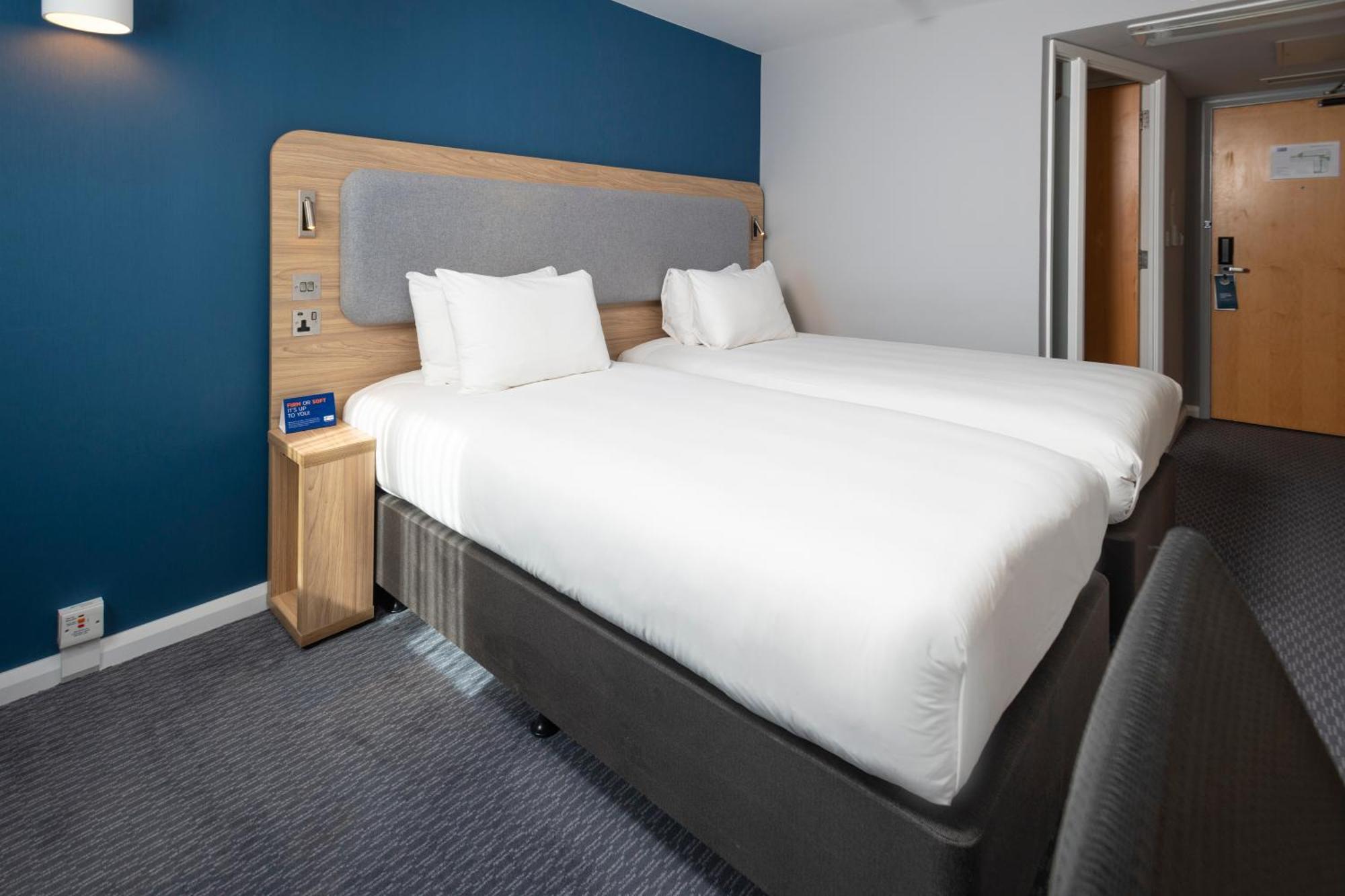 Holiday Inn Express Swindon City Centre By Ihg מראה חיצוני תמונה