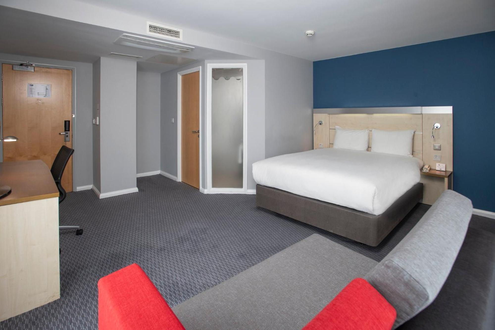 Holiday Inn Express Swindon City Centre By Ihg מראה חיצוני תמונה