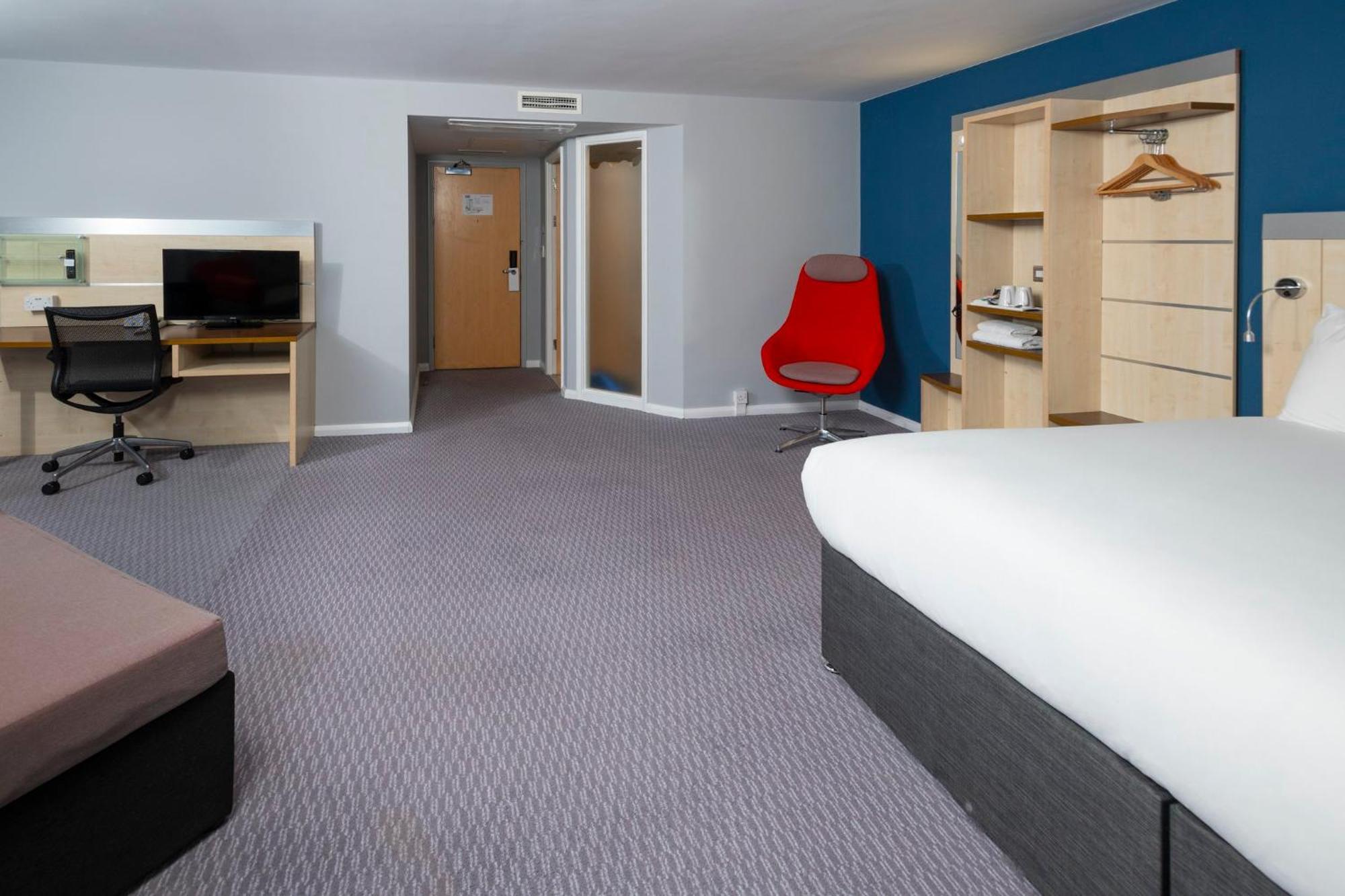Holiday Inn Express Swindon City Centre By Ihg מראה חיצוני תמונה