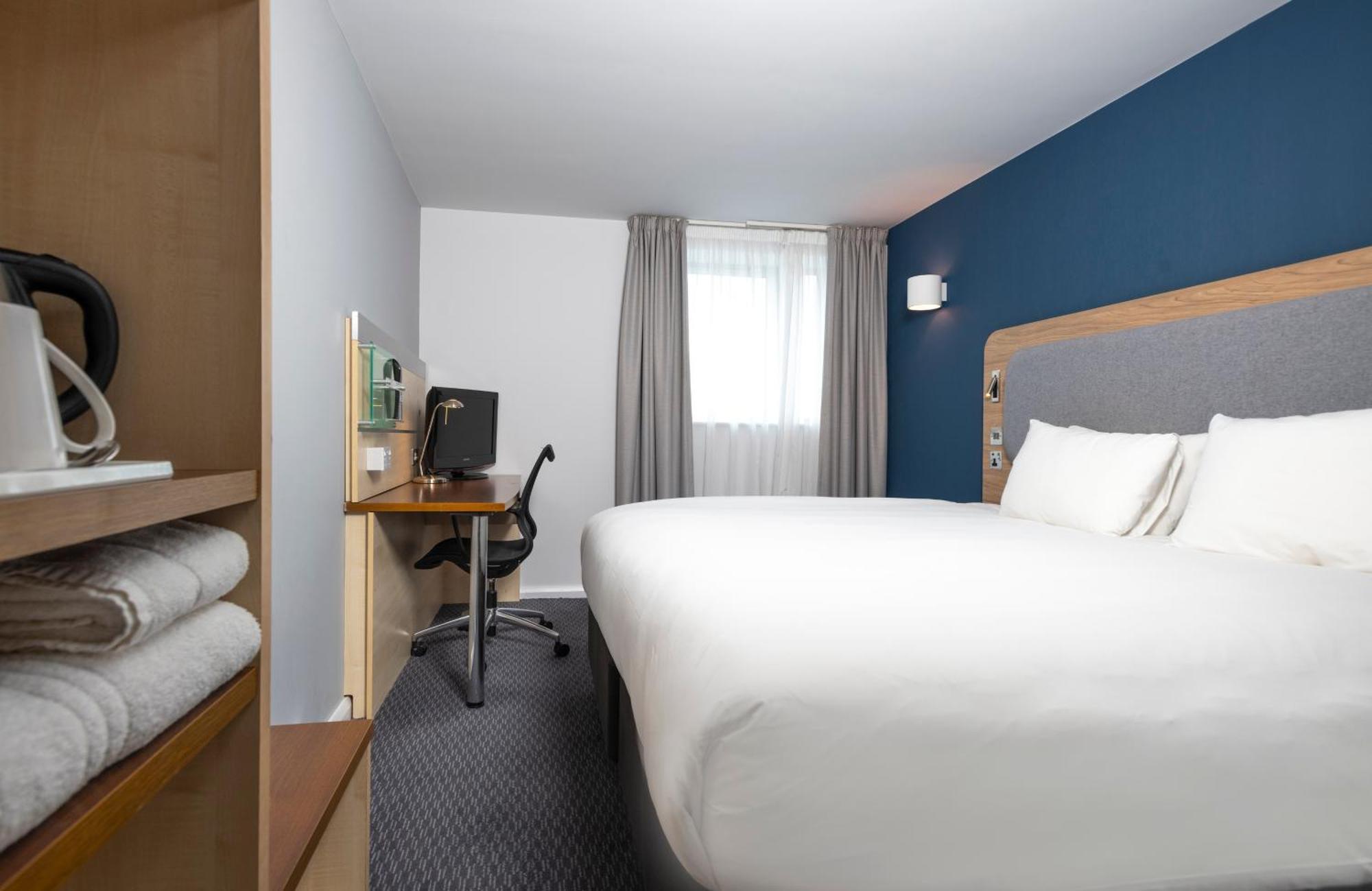 Holiday Inn Express Swindon City Centre By Ihg מראה חיצוני תמונה