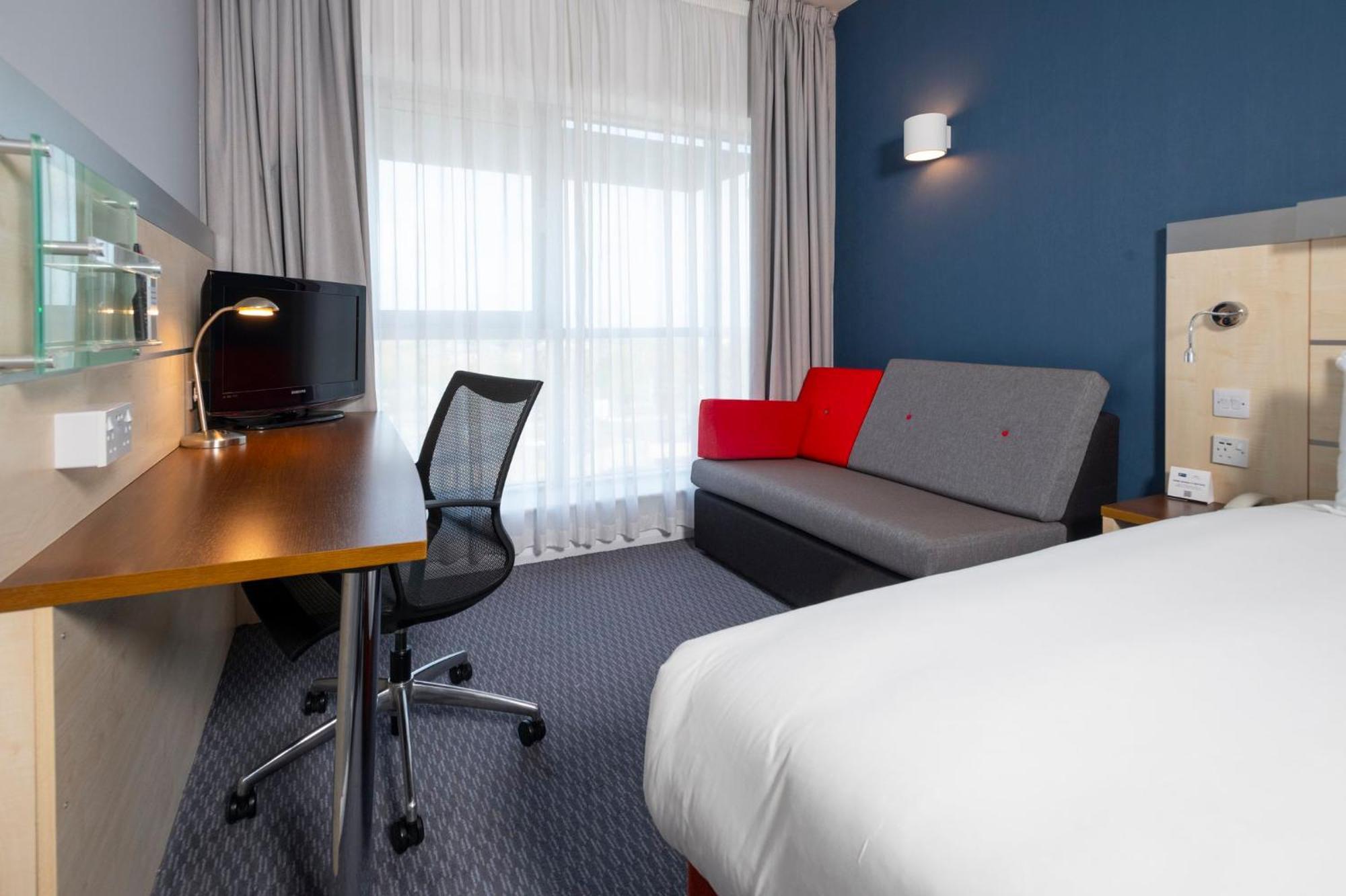 Holiday Inn Express Swindon City Centre By Ihg מראה חיצוני תמונה