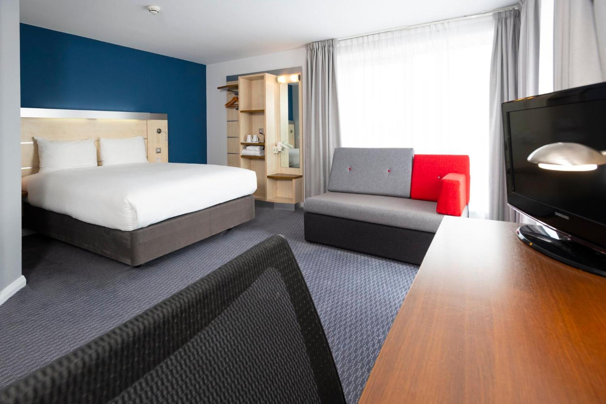 Holiday Inn Express Swindon City Centre By Ihg מראה חיצוני תמונה