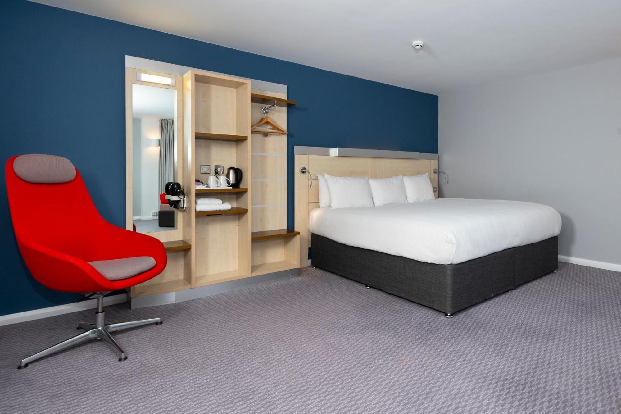 Holiday Inn Express Swindon City Centre By Ihg מראה חיצוני תמונה