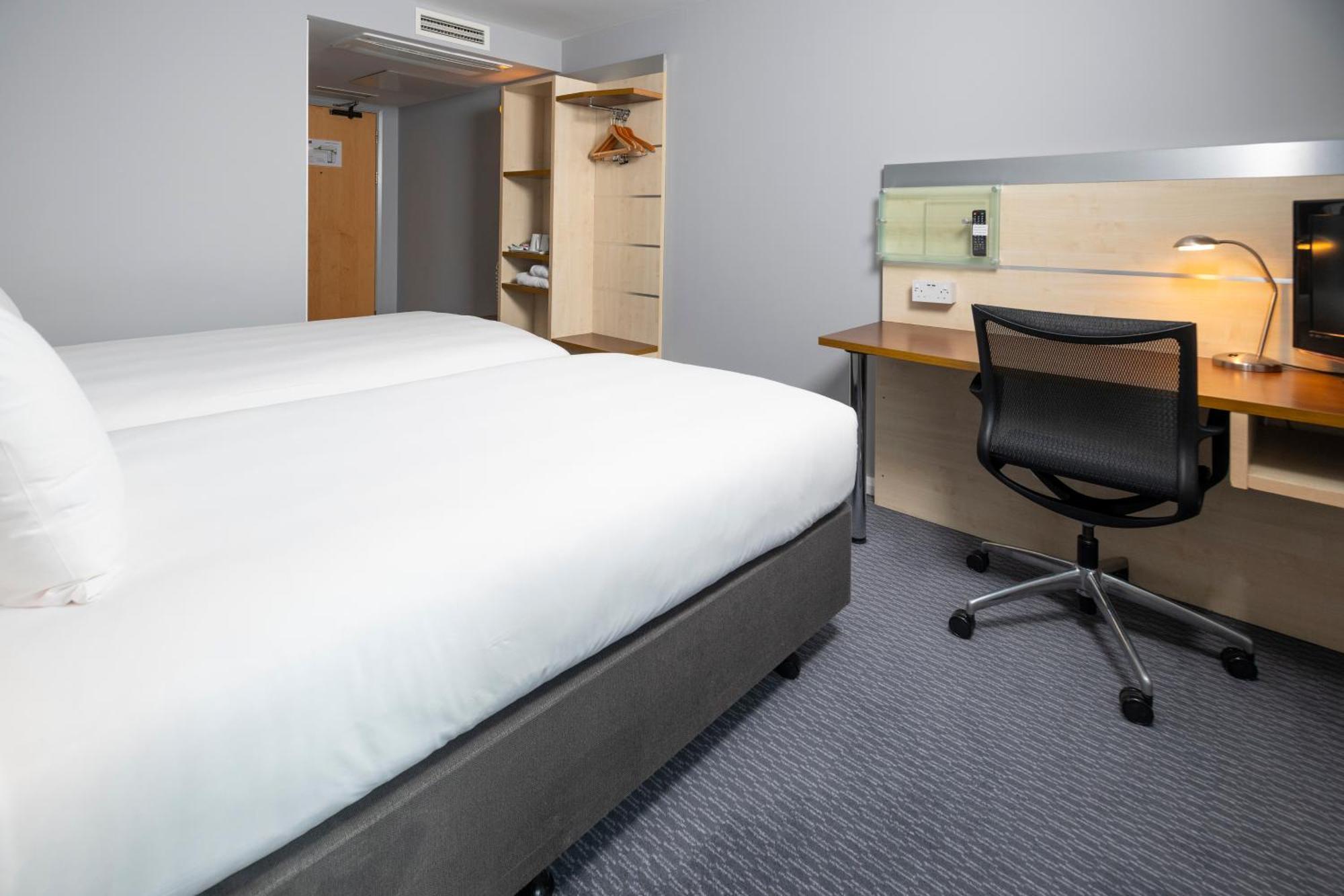 Holiday Inn Express Swindon City Centre By Ihg מראה חיצוני תמונה