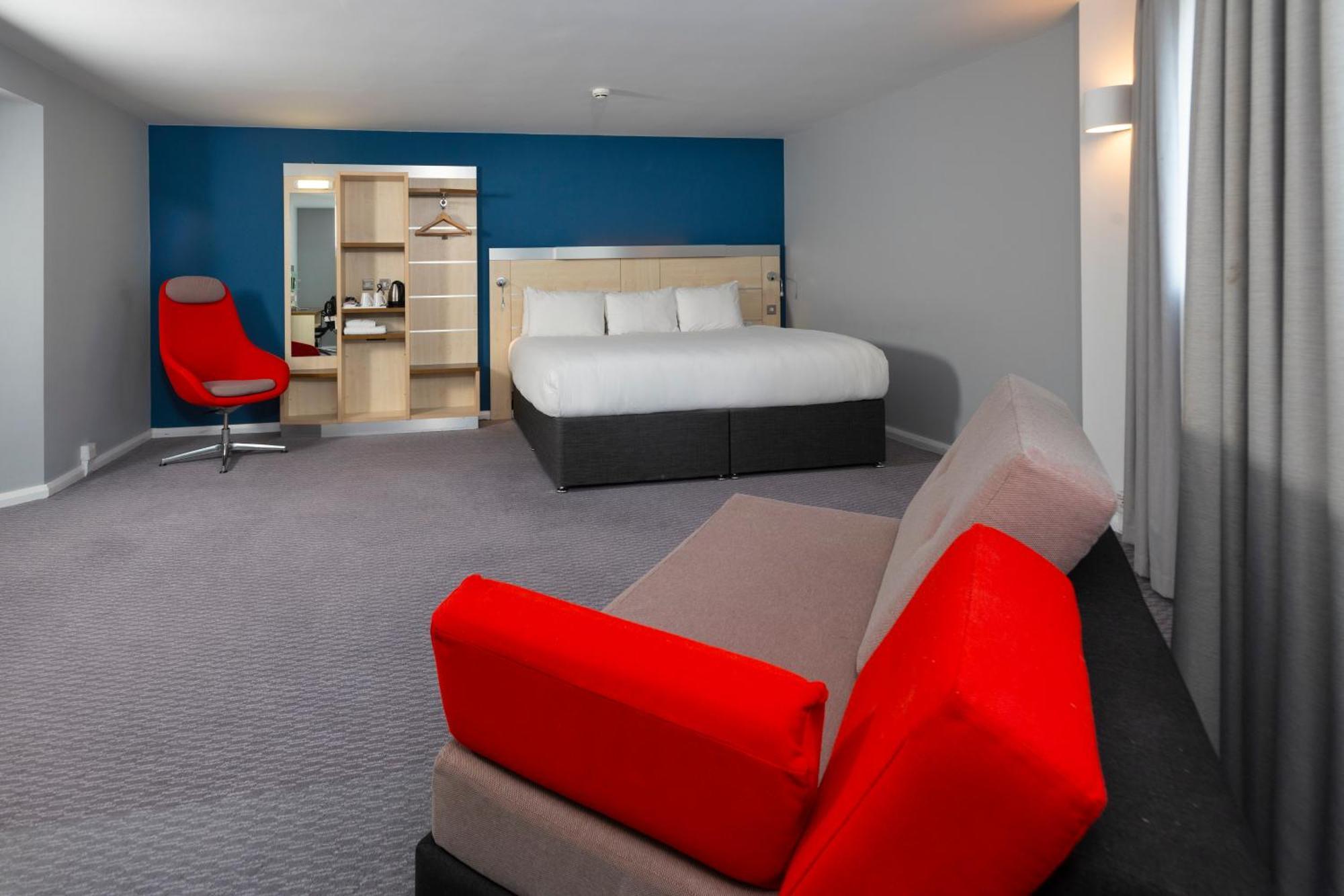 Holiday Inn Express Swindon City Centre By Ihg מראה חיצוני תמונה